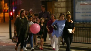 "היה פיצוץ, ואז הורים צעקו את השמות של ילדיהם": עדויות מזירת הפיגוע בבריטניה