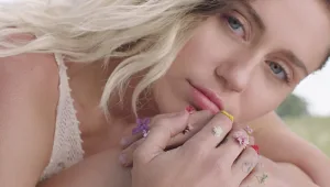 שם בשבילך: המתנה המרגשת של מיילי סיירוס למתמודדת בדה וויס