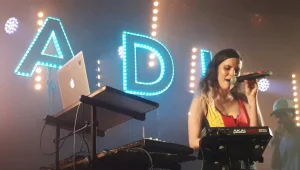 עדי אולמנסקי הופיעה ב"בארבי" ונתנה פייט לאירוסמית