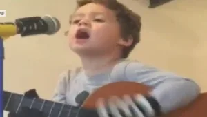 אזהרת מתיקות: הנכד של שלמה ארצי עושה את "זהב" של סטטיק ובן אל