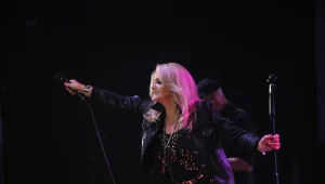 בוני טיילר בהופעה בישראל: קול עצמתי וביצועים מרגשים