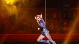 ליידי גאגא עפה באוויר - אבל לא על טראמפ - בסופרבול ה-51