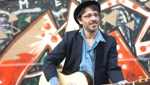 צפו: מאיר בנאי חוזר ל"ליצן רחוב"