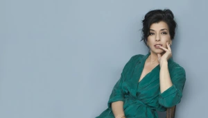 אחרי הלידה, דקלה מרגשת בשיר כנה חדש על הבדידות והקשיים