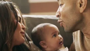 ג'ון לג'נד חושף את המשפחה וממיס את הלב