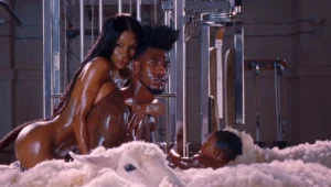 עירום, זיעה וכבשים: קניה ווסט עם הקליפ הכי ביזארי שלו עד כה