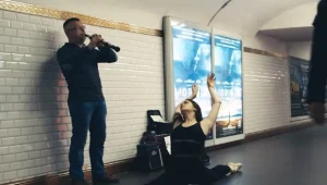 מרגש: מה קורה כשרקדנים מפתיעים את נגני הרחוב בפריז?