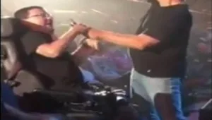 מרגש: שלמה ארצי מגשים חלום למעריץ עם שיתוק מוחין