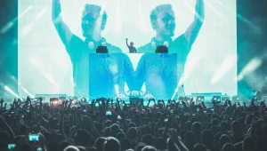 שירת הברבור: אביצ'י סיפק סט פרידה בלתי נשכח, אך שתק כל הערב