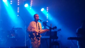 אסף אמדורסקי בהופעה: עיבודים אלקטרוניים מרעננים ללהיטים המוכרים