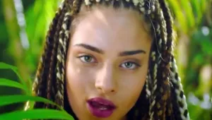 נועה קירל עושה את ביונסה, ניקי מינאז' וריהאנה. צפו