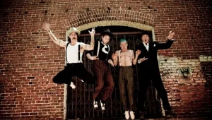 רוק 12: המעריצים הצעירים מחכים לרד הוט צ'ילי פפרז