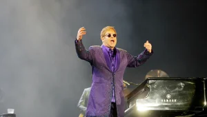 ההופעה של אלטון ג'ון: הרים את פארק הירקון באוויר עם הלהיטים האגדיים