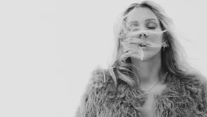 אלי גולדינג נותנת הצצה לחייה של כוכבת פופ