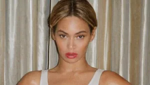 ביונסה מדברת עם הרגל שלה בקליפ חדש