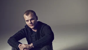 שובר לב: אביצ'י חתך את עצמו עם זכוכית, ודימם למוות