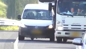 תופעה מסוכנת: הנהגים שמורידים נוסעים בשולי כביש 6 • תיעוד