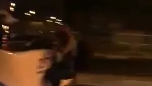 תיעוד: נהג "אפיקים" נוסע במהירות – כשאדם נתלה על האוטובוס