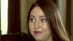 צעירה שסרטוניה האינטימיים הופצו חושפת את סיפורה בפנים גלויות