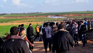 אלפי פלסטינים התפרעו לאורך גבול הרצועה; קצין מג"ב נפצע קל