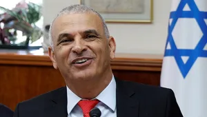 כחלון: "אפשר לפשוט את האפודים"; מטה המחאה: "לא ישתיקו אותנו"