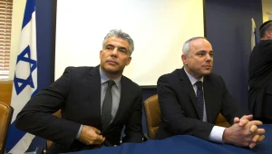 למה הבלורית של יאיר לפיד מפריעה ליובל שטייניץ?