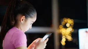 מחקר חדש: צפייה ארוכה בסמארטפון משנה את מבנה מוחם של ילדים