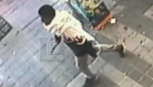 תיעוד: דקות לפני שנורה למוות, יהודה ביאדגה מבת ים וסכין בידו