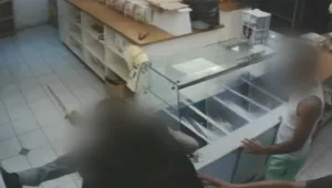 תיעוד: נער דקר את חברו בגלל ויכוח על אופניים חשמליים