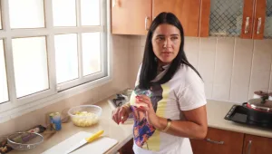 צפו באוראל מכינה את האוכל שריגש אותה עד דמעות