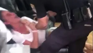 שמרה מקום ללקוחה - ומצאה עצמה נאזקת באלימות • צפו בתיעוד