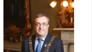 מבוכת דבלין: משרד הפנים יבחן כיצד ראש העיר הצליח להיכנס לארץ