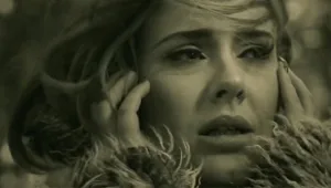 קורע: מי עונה לאדל לטלפון בקליפ החדש? צפו