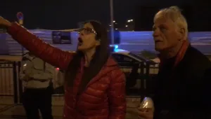 מפגינים קראו לעבר מנדלבליט בזמן שהתפלל - חולץ על ידי מאבטח