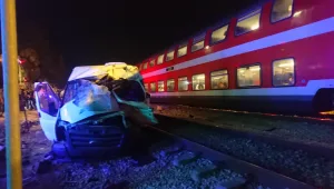 רכבת נוסעים פגעה ברכב הסעות שעקף מחסום; 3 נפצעו