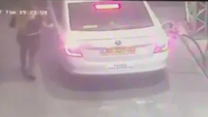 תיעוד: עוצרת בתחנת דלק באריאל - ורכבה נגנב בעודה מתדלקת