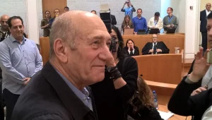 הפרקליטות הודיעה: לא נערער על ההחלטה לקצר את עונשו של אולמרט