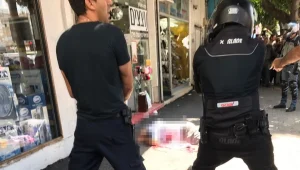 פיגוע דקירה בנתניה: שוטר נפצע קל, המחבל נורה ונפצע