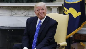 "טוסו איתי באיירפורס 1 וקבלו מאה אלף דולר לביזבוזים": למה טראמפ עורך הגרלת ענק בפייסבוק?