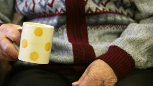 חדרה: עובדת זרה מהפיליפינים נעצרה בחשד שהתעללה בקשישה אותה סעדה