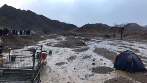 ברד והצפות באילת: שיבושים בתנועה, קבוצת תלמידים חולצה מחניון