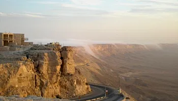 טרגדיה בדרום: מטיילת נהרגה כשנפלה מגובה במכתש רמון