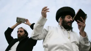 מפאות ועד דולרים - מה מגלגלים המתפללים באומן?