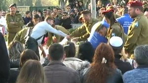 "היה בך ניצוץ אלוהי": מאות נענו לקריאת האם - והתייצבו להלוויית החייל