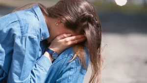 אביה של כוכבת ילדים חשוד שהטריד מעריצה