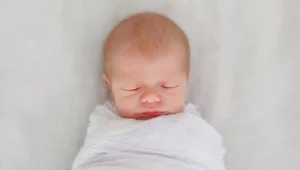 הקשר בין עיטוף תינוקות ומוות בעריסה