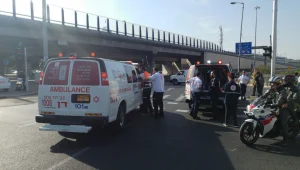 אוטובוס איבד שליטה ופגע בכלי רכב בחולון, עשרות נפצעו: "מכוניות נמעכו"