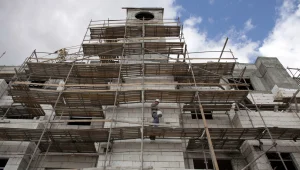 התכנית ל"ישראליזציה" של ענף הבנייה: צמצום הדרגתי של 90% בכניסת פועלים פלסטינים