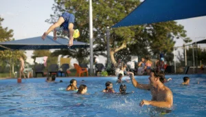אפליה בבריכה: מדוע בדואי לא מורשה להיכנס ותושבת ת"א דווקא כן?