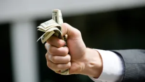 "על מה ולמה"? כך תימנעו מלשלם לבנק עמלות מנופחות